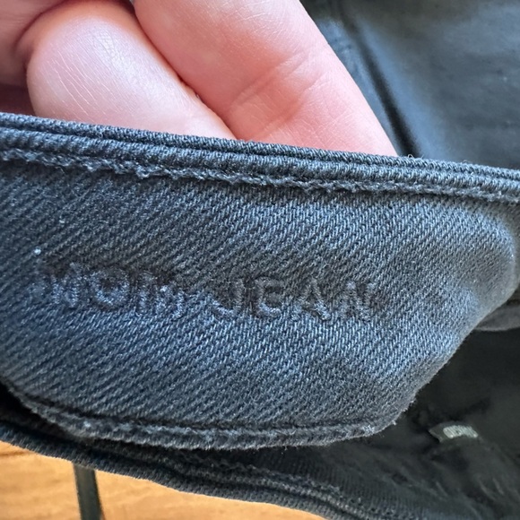 American Eagle Strigid Black Distressed Mom Jeans size 6 Long - Picture 8 of 8